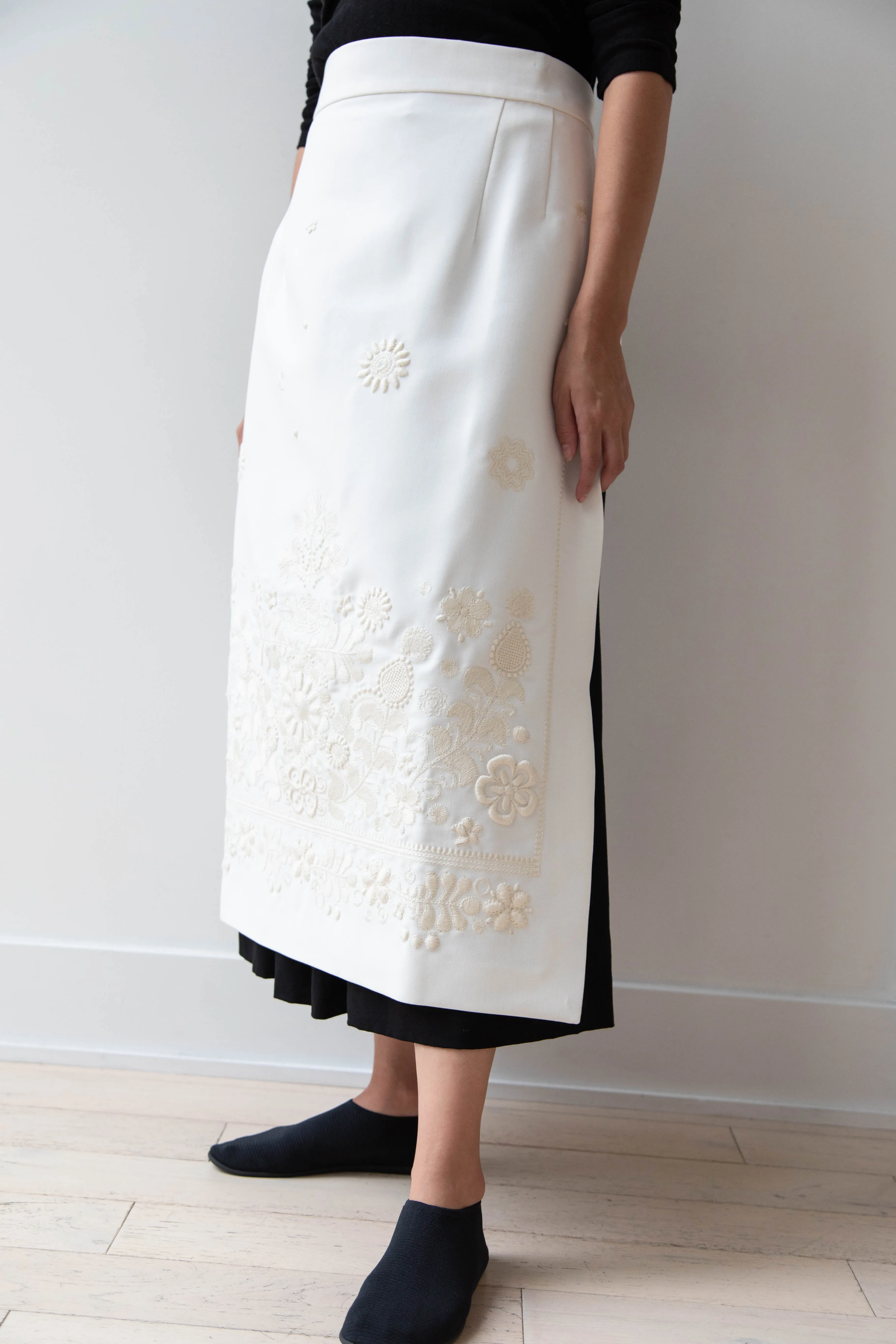 Delegan | Embroidered Plakhta in Milk