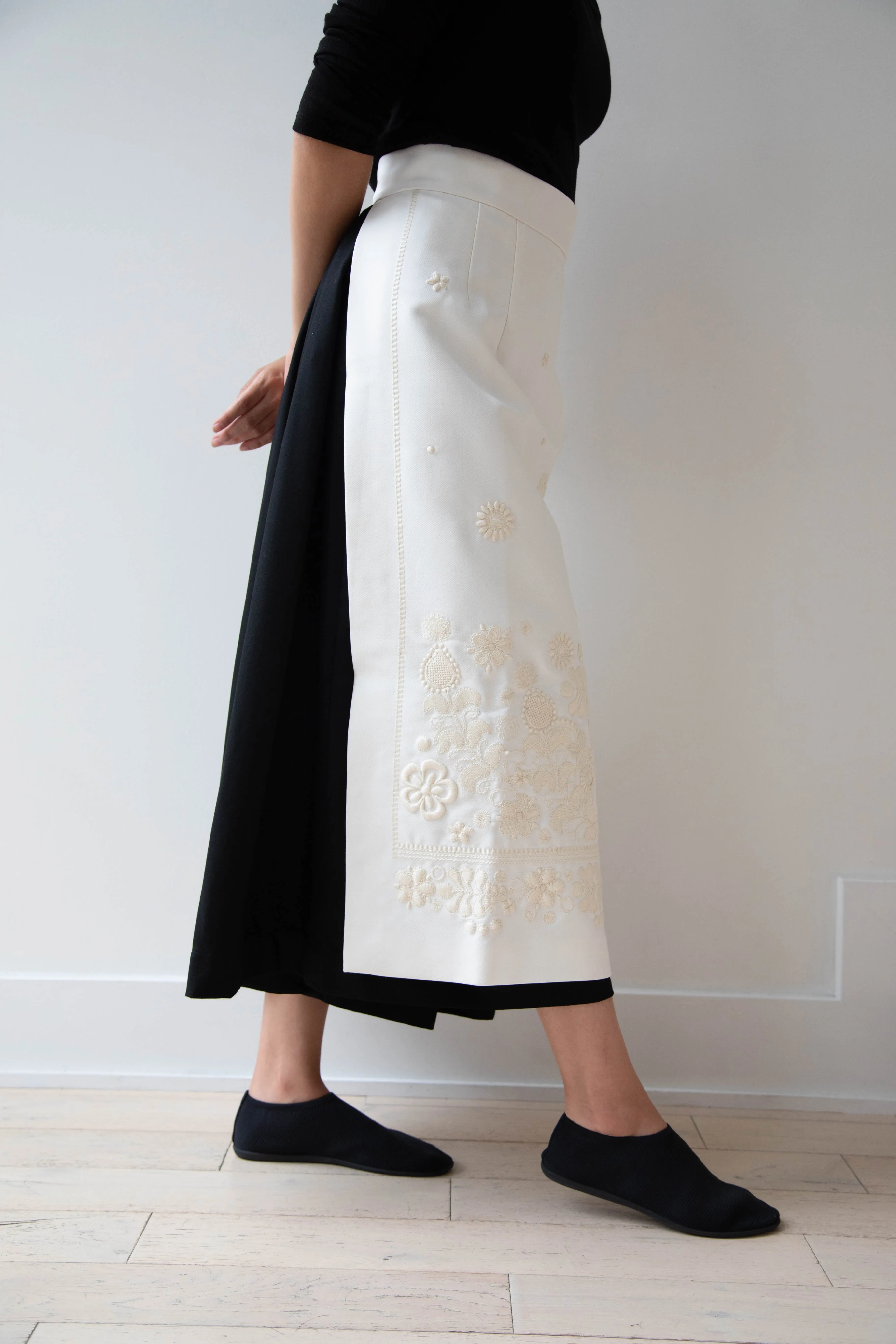 Delegan | Embroidered Plakhta in Milk