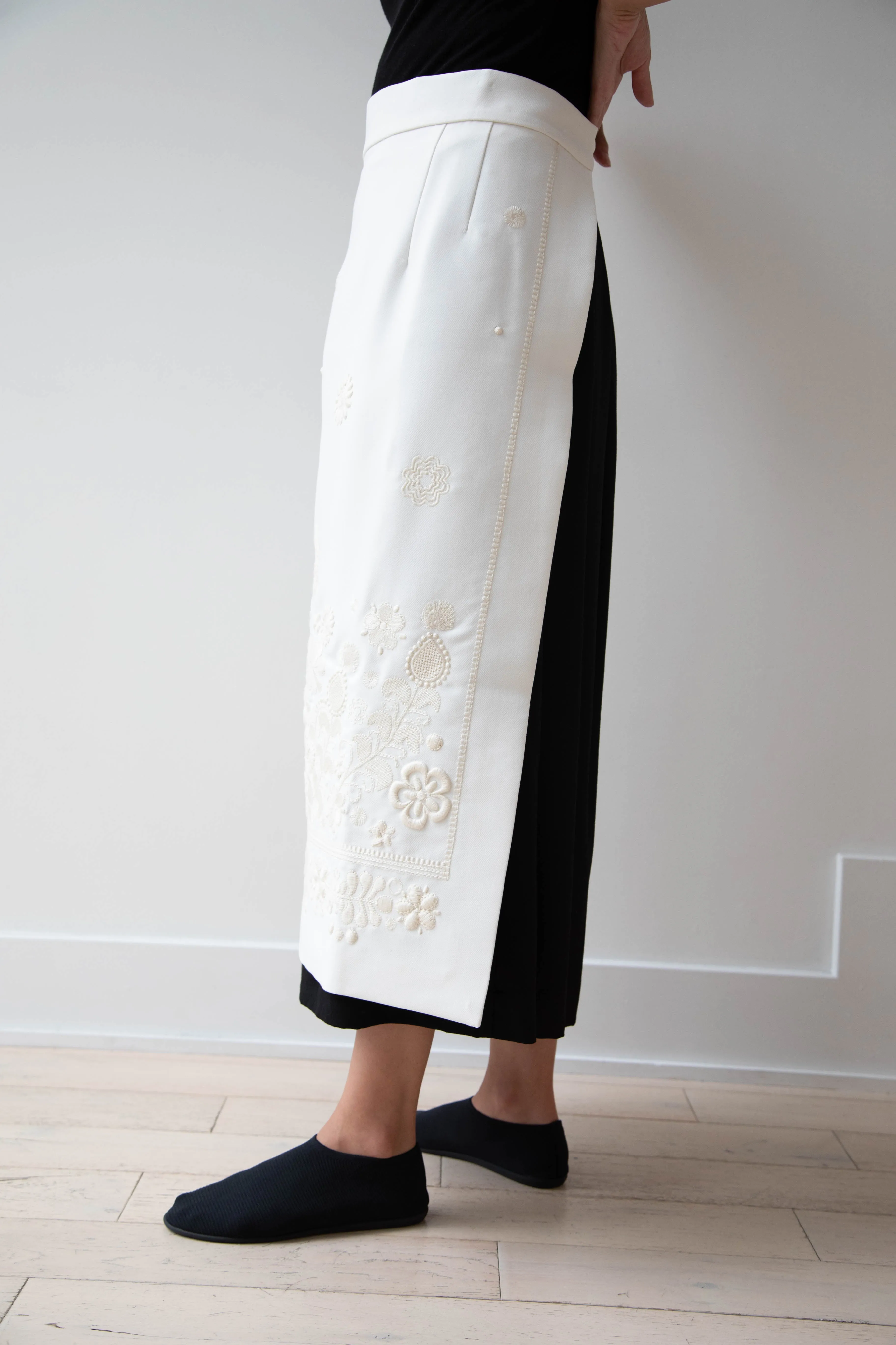 Delegan | Embroidered Plakhta in Milk